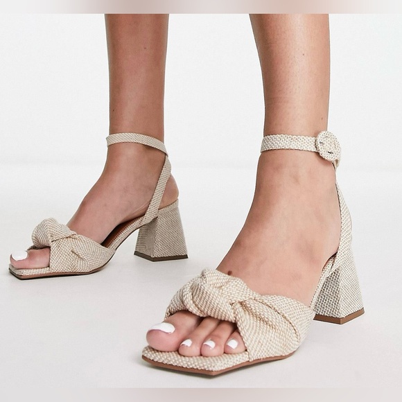 NWOT Bow tie Stacked Heel - Picture 4 of 10